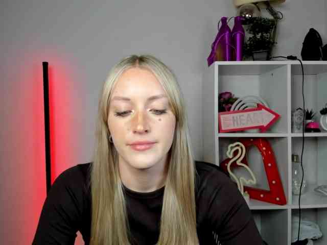 EvelynBlond26 webcam