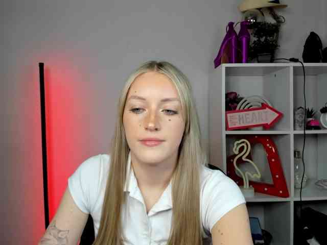 EvelynBlond26 webcam