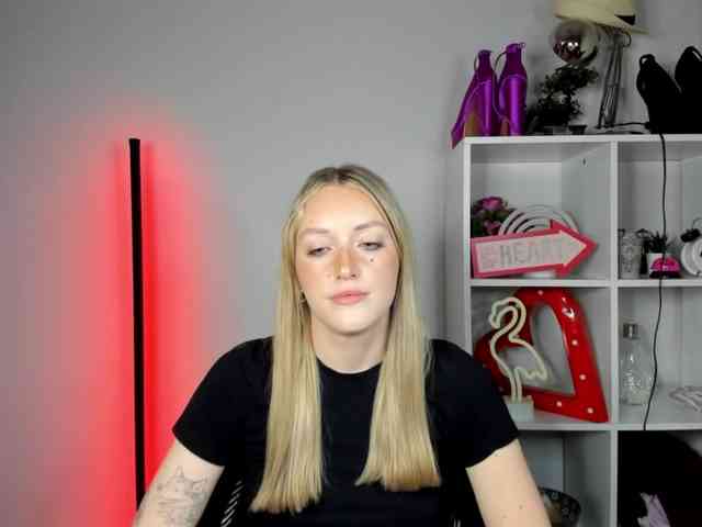 EvelynBlond26 webcam