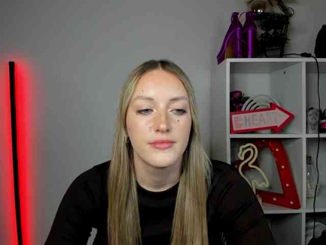 EvelynBlond26 webcam