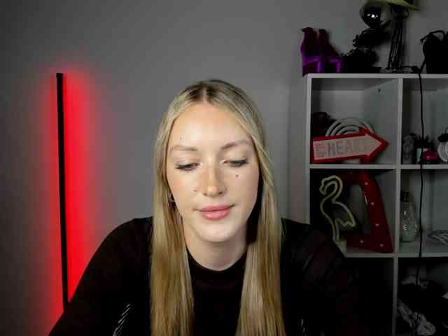 EvelynBlond26 webcam