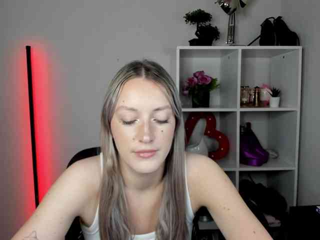 Model: EvelynBlond26