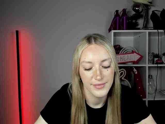 EvelynBlond26 webcam