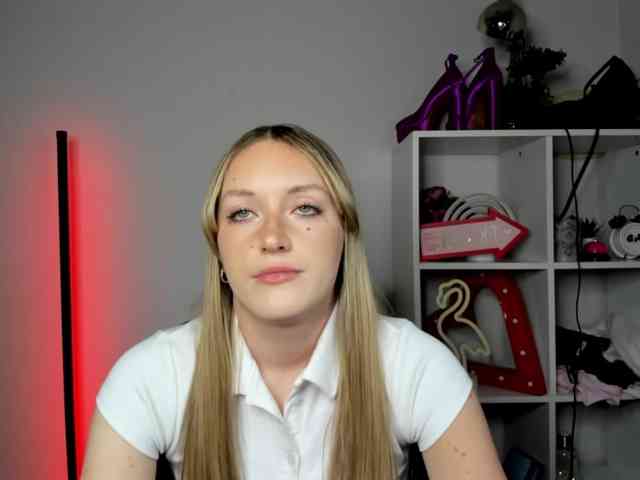 EvelynBlond26 webcam