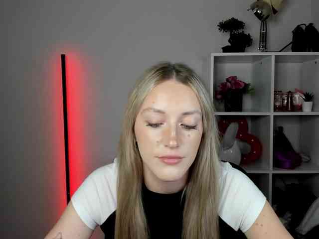 EvelynBlond26 webcam