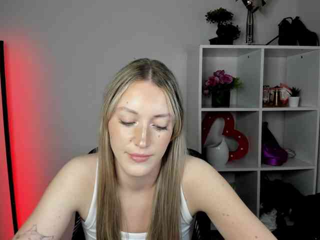 EvelynBlond26 webcam
