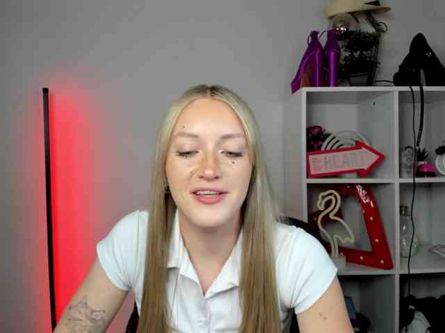 EvelynBlond26 webcam