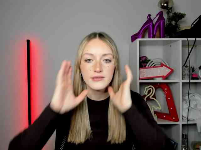 EvelynBlond26 webcam