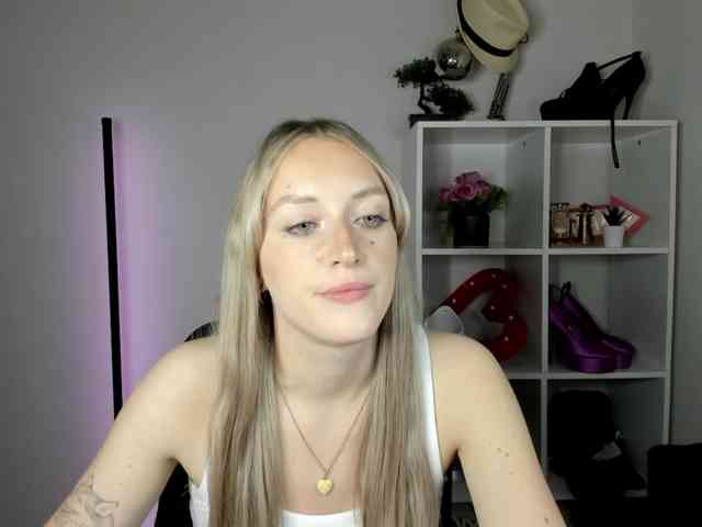 EvelynBlond26 webcam