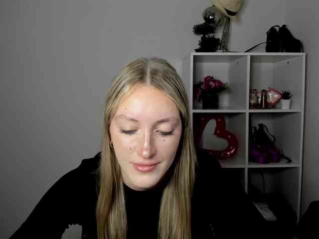 EvelynBlond26 webcam