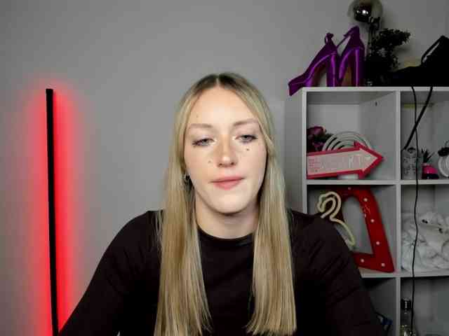 Model: EvelynBlond26