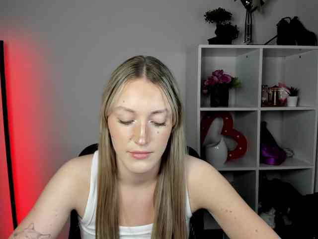 EvelynBlond26 webcam