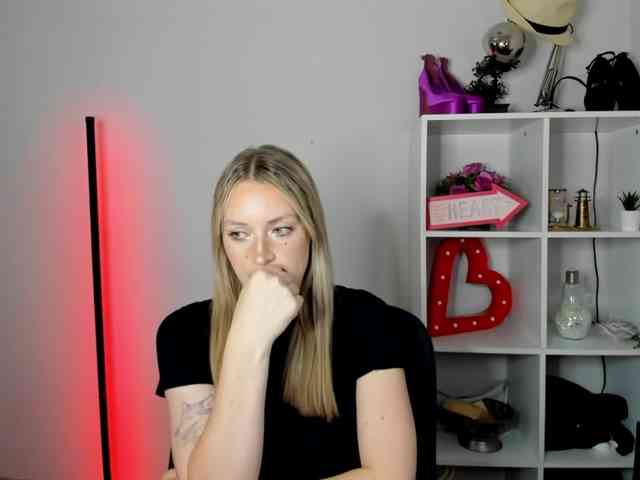 EvelynBlond26 webcam
