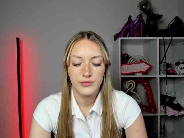 EvelynBlond26 webcam