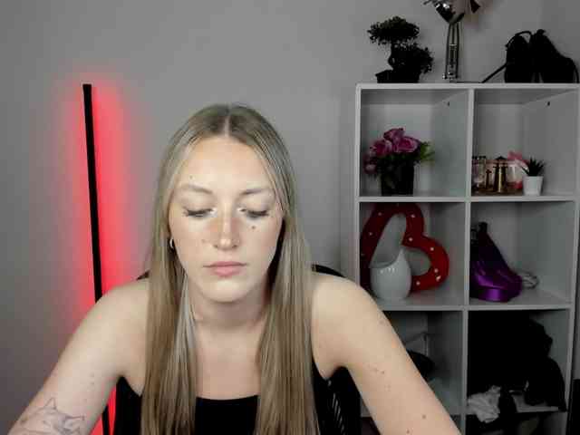 EvelynBlond Live Webcam on BongaCams