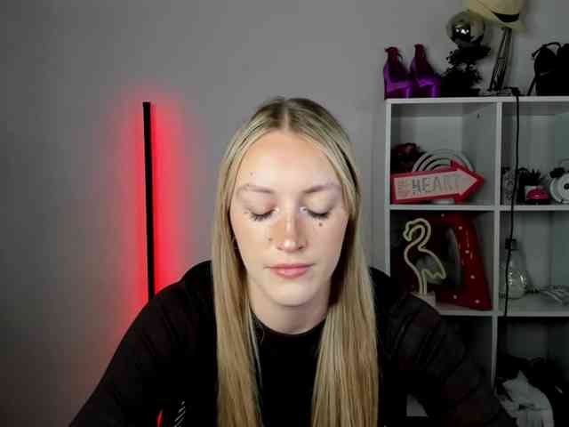 EvelynBlond26