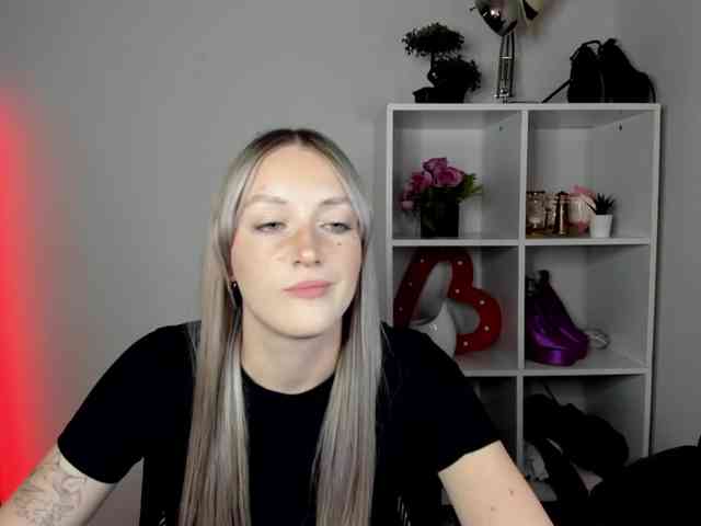 EvelynBlond26 webcam