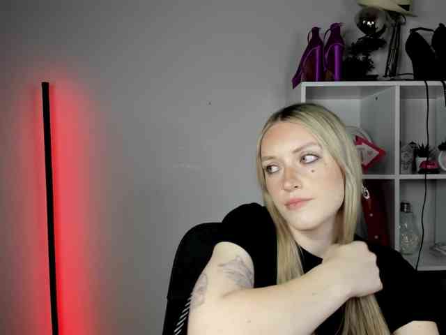 EvelynBlond26 webcam