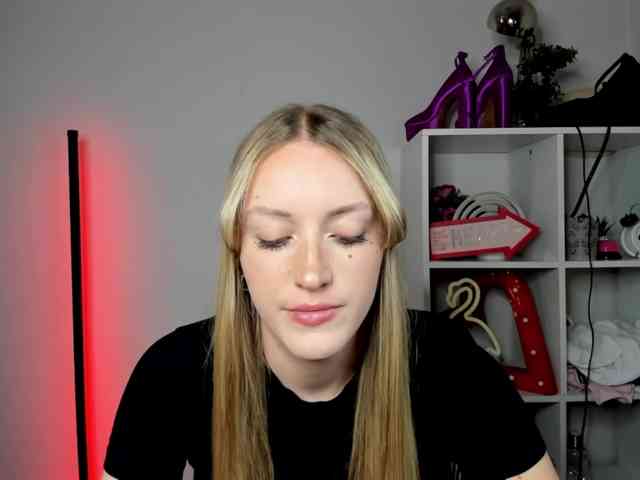 EvelynBlond26 webcam