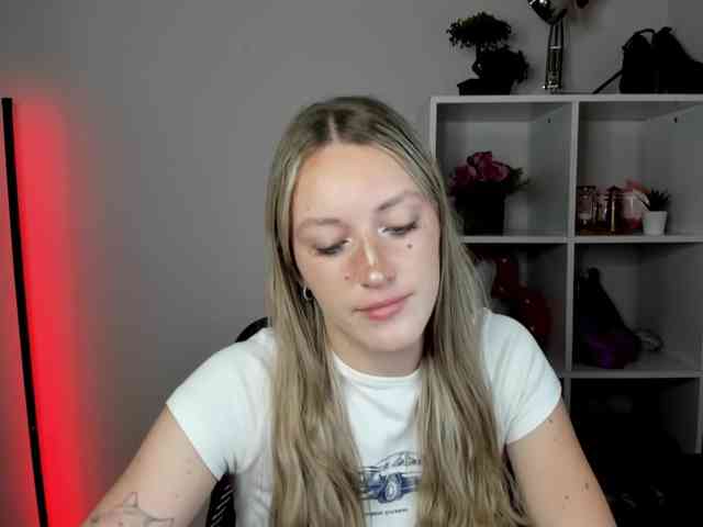 EvelynBlond26 webcam