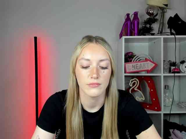 EvelynBlond26 webcam