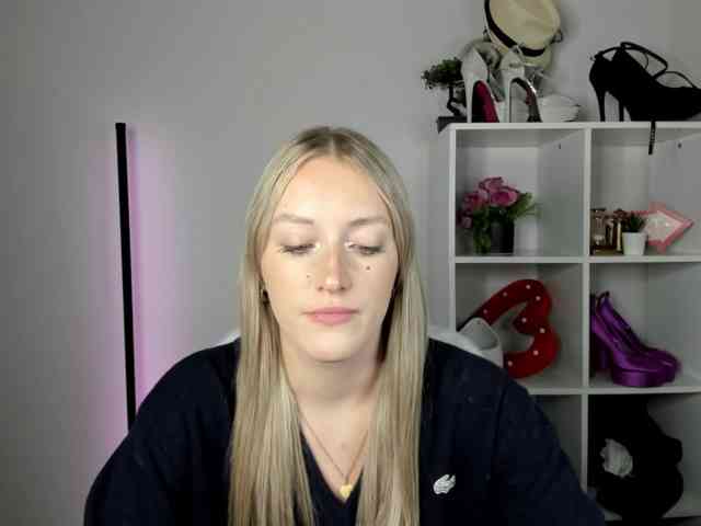 EvelynBlond26 webcam