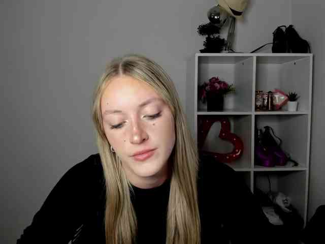 EvelynBlond26 webcam