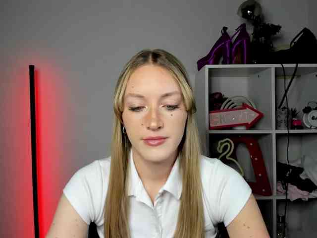 EvelynBlond26 webcam
