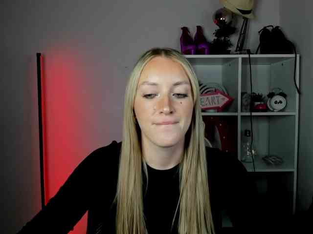 EvelynBlond26 webcam