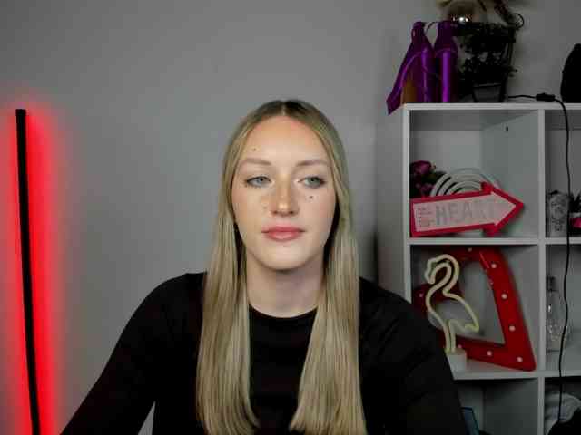 EvelynBlond26 webcam