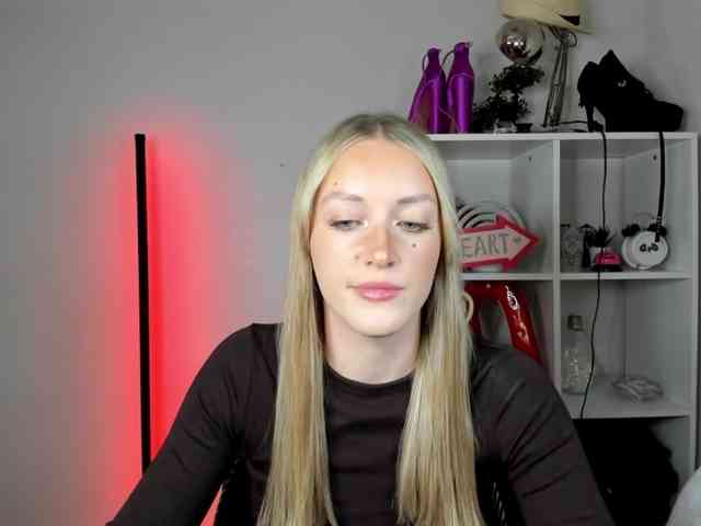 EvelynBlond26 webcam