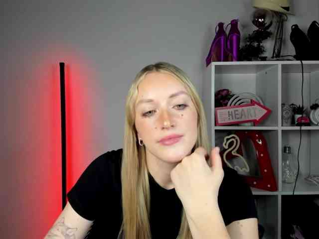 EvelynBlond26 webcam