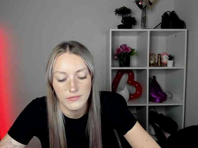 EvelynBlond26 webcam