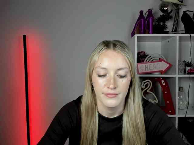 EvelynBlond26 webcam