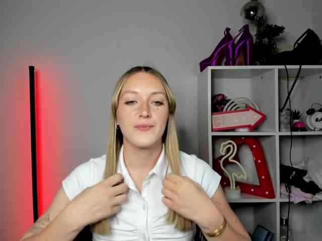 EvelynBlond26 webcam