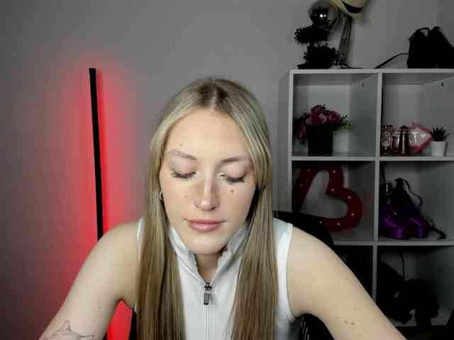 EvelynBlond26 webcam