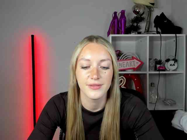 EvelynBlond26 webcam