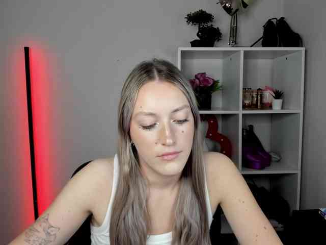 EvelynBlond26 webcam
