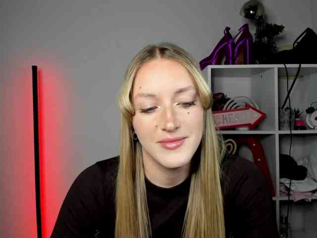 EvelynBlond26 webcam