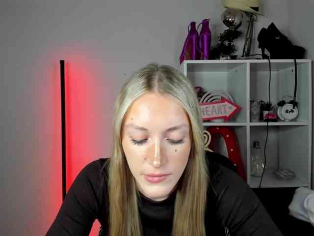 EvelynBlond26 webcam