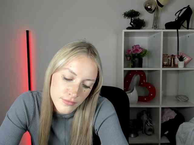 EvelynBlond26 webcam