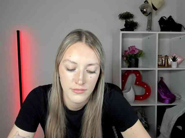 EvelynBlond Live Webcam on BongaCams