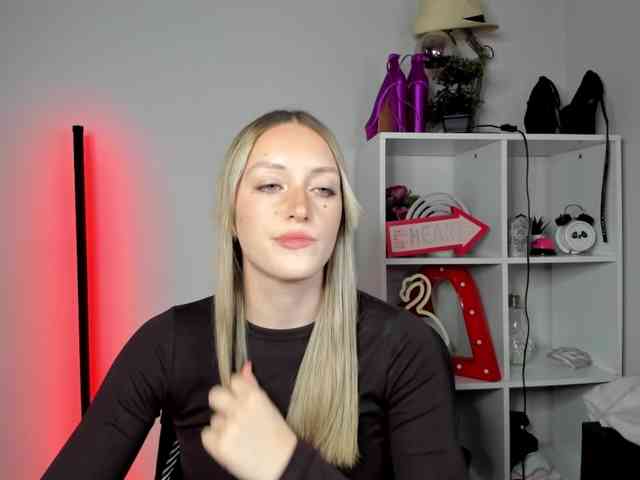 EvelynBlond26 webcam