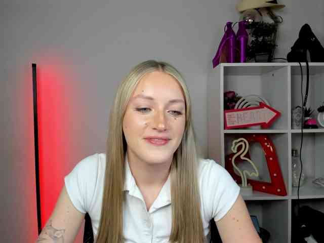 EvelynBlond26 webcam