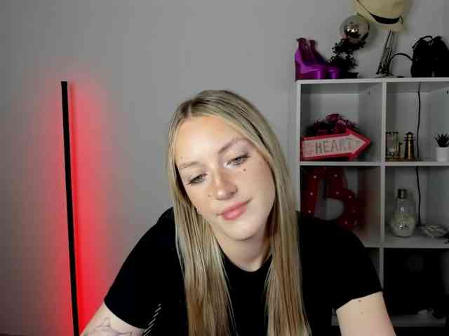 EvelynBlond26 webcam