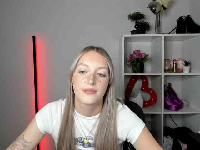 EvelynBlond26 webcam
