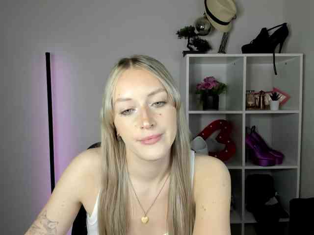 EvelynBlond26 webcam