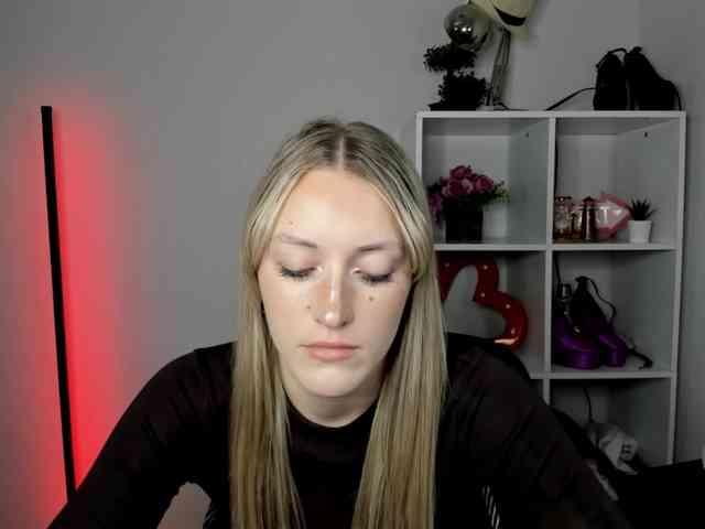 EvelynBlond26 webcam
