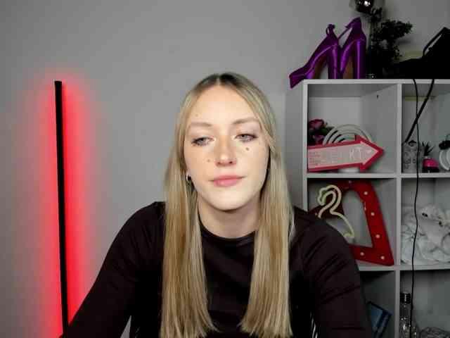 Model: EvelynBlond26