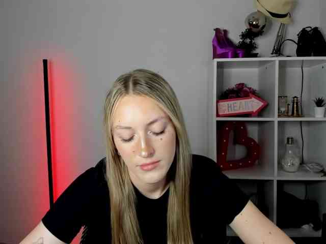 EvelynBlond26 webcam